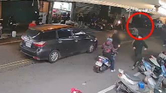 汽車逆向衝撞機車　駕駛和乘客竟棄車烙跑