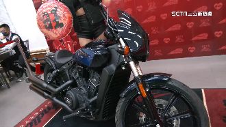 超商全力搶年貨商機！引進重機、立體春聯