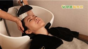 染髮劑成分「對苯二胺」恐引發急性過敏反應與不良反應，嚴重可能致命！正確的頭皮養護才能確保頭皮健康。
