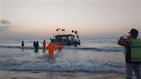 苗栗通霄漁民捕烏魚失蹤，被漁網絆倒溺斃，家屬跪地痛哭，救生艇無法下海，漁船救援(圖／翻攝畫面)