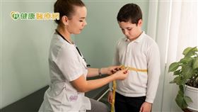 肥胖不只影響外觀、自信、社交，更可能導致心血管疾病、脂肪肝等，提醒家長應對孩子的體重有所警覺，進一步檢查、治療。