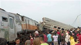 快訊／印尼驚傳火車相撞！多節車廂「變形翻覆」　至少3人死亡。（圖／翻攝自X）