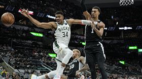 ▲「字母哥」單吃溫班亞馬（Victor Wembanyama）糗挨鍋。（圖／路透社／達志影像）