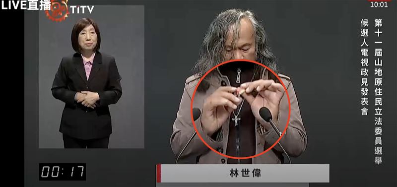 林世偉在政見發表會上,罵噴自己的假牙。(圖/翻攝自IPCF-TITV原文會 原視)