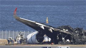 羽田機場，日航與海上保安廳定翼機相撞，爆炸起火，機體殘骸。（圖／美聯社／達志影像）