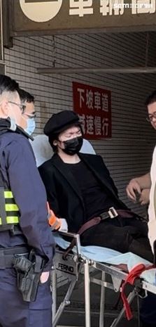 謝震廷去年當街亮刀，遭警方壓制送醫。（圖／三立）