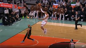 溫班亞馬太空漫步單手灌籃。（圖／翻攝自NBA官網）