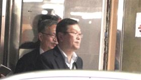 立委王鴻薇曝光3日晚間，衛福部長薛瑞元（右二）、衛福部疾管署長莊人祥（右一）前往民進黨總統候選人賴清德競選總部畫面。（圖／翻攝自王鴻薇臉書）