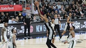 ▲溫班亞馬（Victor Wembanyama）自拋自搶雙手爆扣。（圖／路透社／達志影像）