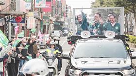 蕭美琴桃園車隊掃街民進黨副總統候選人蕭美琴（車上前左）5日至桃園市區車隊掃街，沿途向支持者揮手致意。（賴清德桃園競選總部提供） 中央社記者葉臻傳真  113年1月5日