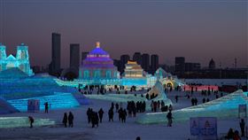 哈爾濱元旦假期人氣旺  旅遊收入是海南2倍多陸媒3日報導，今年元旦假期，中國遼寧省哈爾濱市的旅遊收入是傳統旅遊勝地海南全省的2倍多，「溫暖的三亞敗給寒冷的哈爾濱」成為熱門話題。圖為2023年12月17日，哈爾濱冰雪大世界試開園，成為熱門旅遊地。（中新社提供）中央社  113年1月3日
