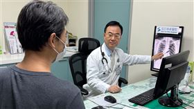 51歲男治30多年叢集性頭痛，口服高劑量類固醇抑制，咳出血一查罹患肺膿瘍險喪命(圖／烏日林新醫院提供)