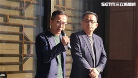 ▲侯友宜競選總部辦公室發言人黃子哲與律師簡榮宗，赴台北地檢署對民進黨和賴清德提告違反著作權法，製作「架空台灣未來」廣告，又意圖使人不當選。（圖／記者楊佩琪攝）