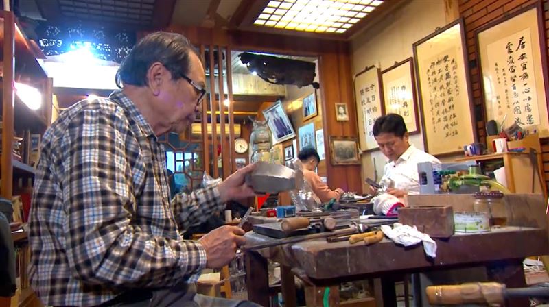 陳萬能與兒子陳志昇製作錫工藝(圖/寶島神很大)