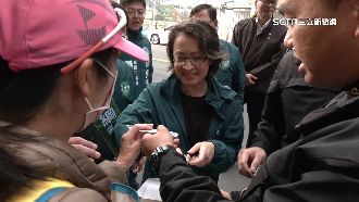 蕭美琴「燒聲」拉抬桃園小雞　民眾送喉糖