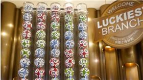 香港一名男子揪42名朋友一起下注六合彩，沒想到不但摃龜，甚至連一個號碼都沒中。（示意圖／擷取自臉書）