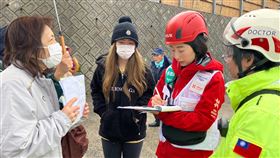 台災協會先遣小組進入孤立災區日本能登半島強震後，台灣災難醫療隊發展協會先遣小組挺進珠洲市，台灣災難醫療隊發展協會榮譽理事長、衛生福利部桃園醫院災難醫學科主任蕭雅文（右）5日搭乘直昇機前往孤立災區。（台灣災難醫療隊發展協會提供）中央社記者戴雅真金澤傳真  113年1月5日