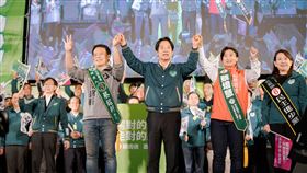 賴清德、蘇貞昌今晚出席南投縣草屯選前造勢活動，力挺立委蔡培慧、立委候選人蔡銘軒。（圖／賴清德競總提供）