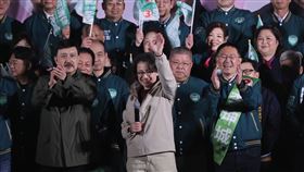 總統蔡英文、民進黨副總統候選人蕭美琴，以及立委余天共同出席「李坤城三重大團結勝選音樂晚會 」。（圖／記者鄭孟晃攝影）