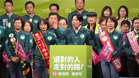 彰化造勢  賴清德籲請選民將選票投給民主及未來選戰倒數，民進黨5日晚間在彰化溪湖舉辦造勢晚會，黨籍總統候選人賴清德（中）表示，鄉親手中神聖一票將決定世界未來命運，他要拜託大家把選票投給民主及未來。中央社記者吳哲豪彰化攝  113年1月5日