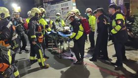 新北市三重區今天（6日）凌晨3時許發生一起火警，力行路一段上一棟民宅5樓冒出大量黑煙，警消獲報到場搶救，分別從5樓和6樓救出2女1男，3人因輕微嗆傷送醫，起火原因尚待釐清。