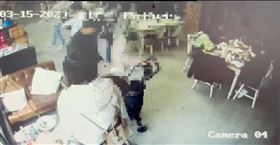 新北市李姓男子赴陽明山餐廳用餐，以兒童碗裝水給狗喝。（圖／翻攝畫面）