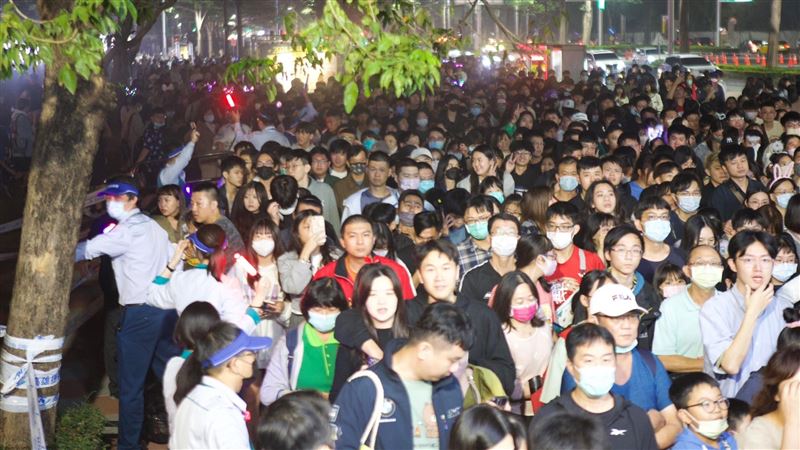 百貨業者笑了　耶誕跨年人潮、業績雙成長