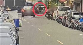 北市外送員未禮讓幹道車遭撞，送醫搶回一命。（圖／翻攝畫面）