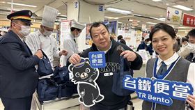 台鐵於日本特賣會推出限定懷舊經典款排骨便當。（圖／台鐵公司提供）