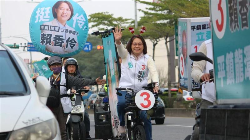 賴香伶腳踏車健行競選宣傳　與支持者慶生