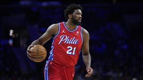 ▲恩比德（Joel Embiid）連15場比賽至少30分10籃板。（圖／美聯社／達志影像）