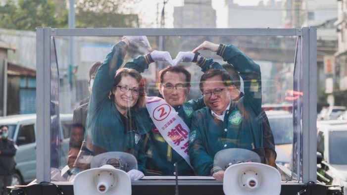 蕭美琴陪同鄭運鵬掃街　人瑞贈蔥蒜祝當選