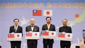 「台灣捐6千萬日圓」，外交部長吳釗燮（右二）、衛福部長薛瑞元（右一）、日本台灣交流協會台北事務所代表片山和之（左二）及台灣日本關係協會秘書長范振國（左一）合影。（圖／翻攝自外交部）
