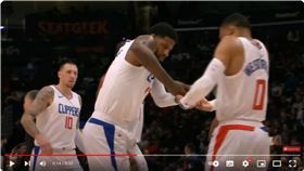 ▲喬治（Paul George）比出抱嬰兒手勢，還把它交給「威少」。（圖／翻攝自Chaz NBA YT）