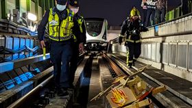 中捷公司進行多重災害模擬演練台中捷運公司6日凌晨在捷運綠線松竹站進行多重災害模擬演練，模擬異物掉落軌道及發生火災等狀況，消防局北屯分隊撲滅火勢後，警察局捷運警察隊會同消防人員進入軌道區巡檢，並針對火災原因進行調查。（中捷公司提供）中央社記者蘇木春傳真  113年1月6日