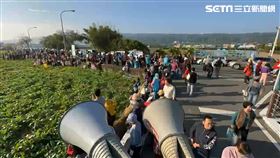 彰化芬園農會免費拔蘿蔔，數千人7分鐘拔光3萬顆。（圖／翻攝畫面）