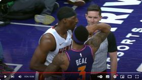 ▲阿德巴約（Bam Adebayo）、畢爾（Bradley Beal）互比肌肉，裁判看到笑出來。（圖／翻攝自Chaz NBA YT）