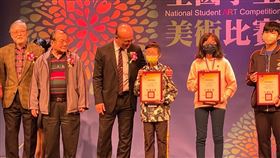 帝王條款黃同學領獎(記者賴俊佑攝影)