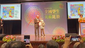 帝王條款黃同學領獎(記者賴俊佑攝影)