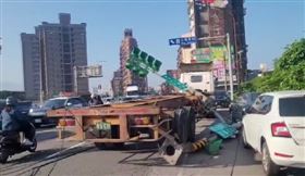 拖板車疑「內輪差」釀禍　扯斷號誌桿基座不見