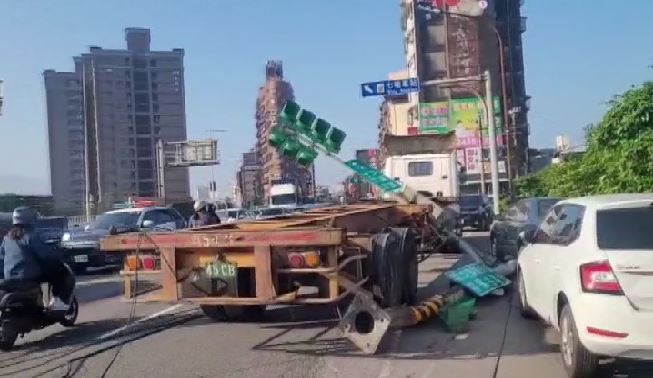 拖板車疑內輪差釀禍　扯斷號誌桿基座不見