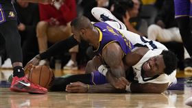 ▲詹姆斯（LeBron James）爭球手臂被傑克森（Jaren Jackson Jr.）拉住，裁判沒有響哨，灰熊總教練衝進場。（圖／美聯社／達志影像）