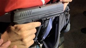 維安查獲一名32歲男子無故攜帶鎮暴槍1把。（圖／柯競辦提供）