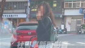北市人妻推著嬰兒車佔車位，不滿被趕對女車主比中指。（圖／翻攝自《社會事新聞影音》）