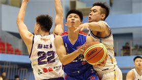 SBL聯賽即將在1月19日點燃戰火，圖為熱身賽裕隆交手柏力力。（資料圖／籃球協會提供）