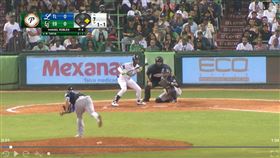 ▲塔皮亞（Raimel Tapia）執行犧牲觸擊，讓隊友守備亂成一鍋粥。（圖／翻攝自大聯盟官網）