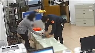 1歲嬰突休克　母抱子派出所求助警CPR救命