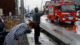 石川縣地震,大林豐和73歲妻子明子（音譯）向經過的消防車鞠躬致謝。（圖／路透社／達志影像）