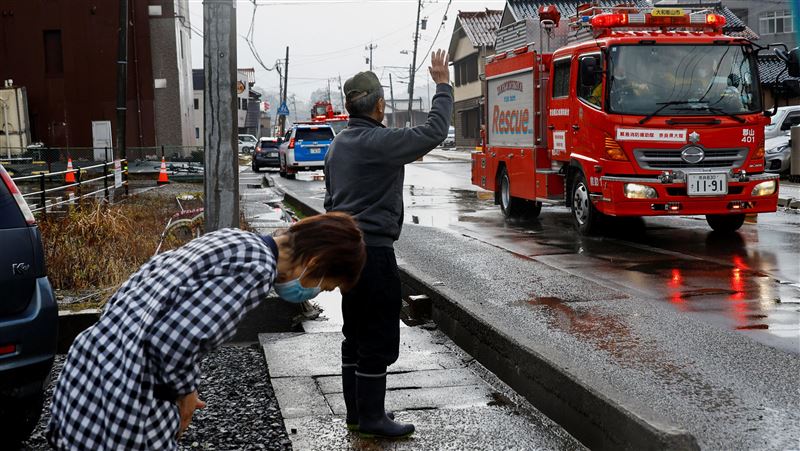 強震後最暖一幕！老夫婦對消防車鞠躬致謝