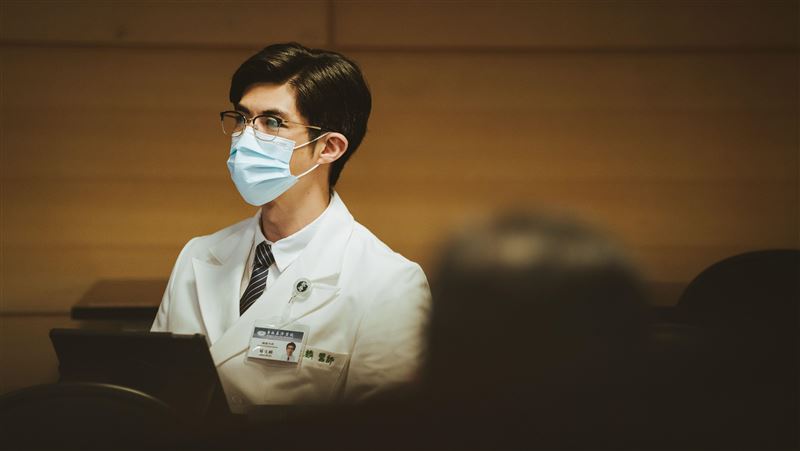 爺爺奶奶同一間醫院病逝　男星拍戲崩潰了